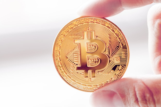 Bitcoin de oro en una mano