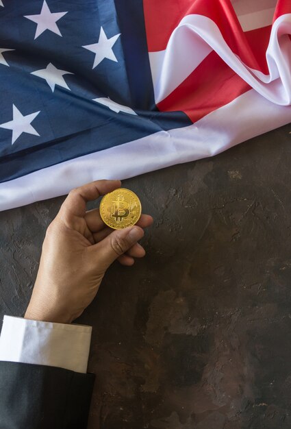 Foto bitcoin de oro en manos de un ejecutivo.