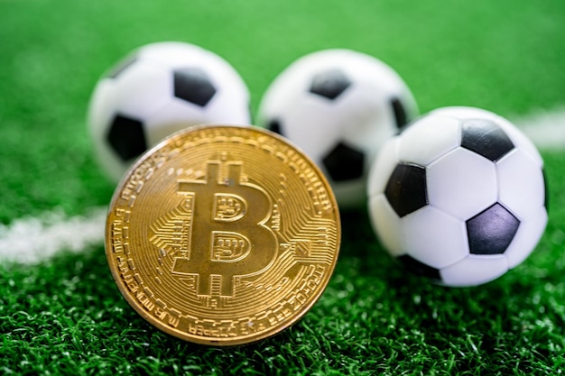 Bitcoin de oro con pelota de fútbol o criptomoneda de fútbol utilizada en apuestas deportivas en línea