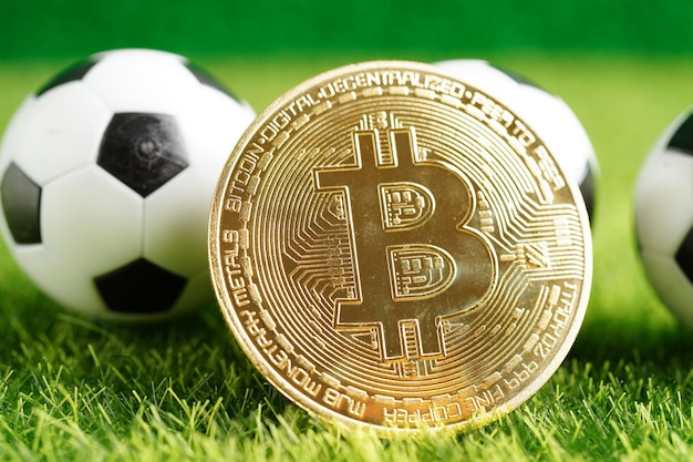 Bitcoin de oro con pelota de fútbol o criptomoneda de fútbol utilizada en apuestas deportivas en línea