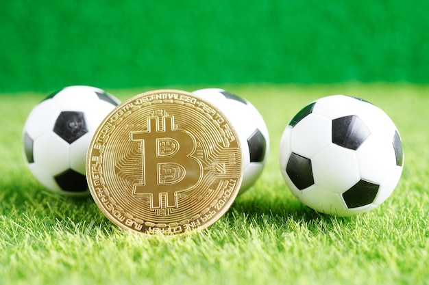 Bitcoin de oro con pelota de fútbol o criptomoneda de fútbol utilizada en apuestas deportivas en línea