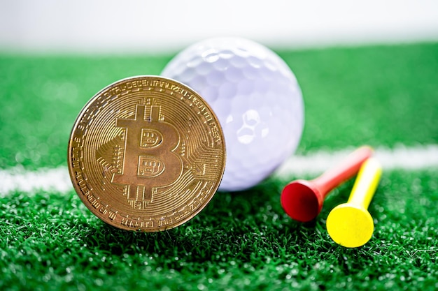 Bitcoin de oro con pelota de golf o criptomoneda de fútbol utilizada en apuestas deportivas en línea