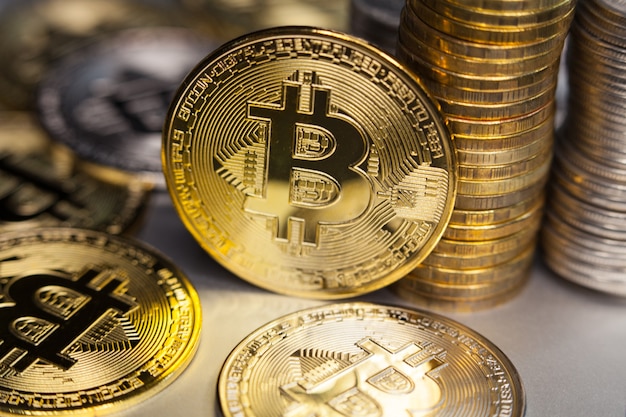 Bitcoin de oro sobre un fondo oscuro