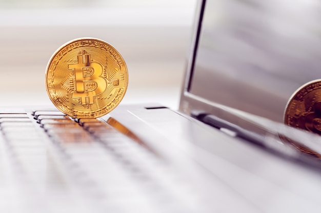 Bitcoin de oro en un teclado portátil