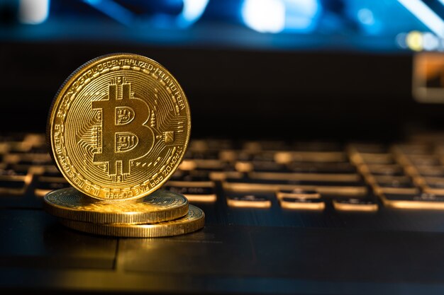 Bitcoin de oro y el teclado.