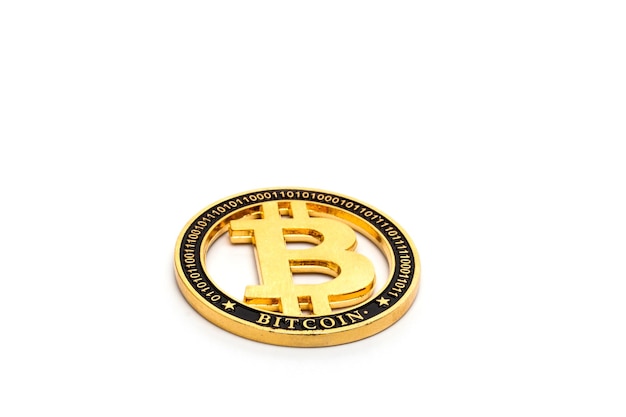Bitcoin ouro físico isolado no fundo branco