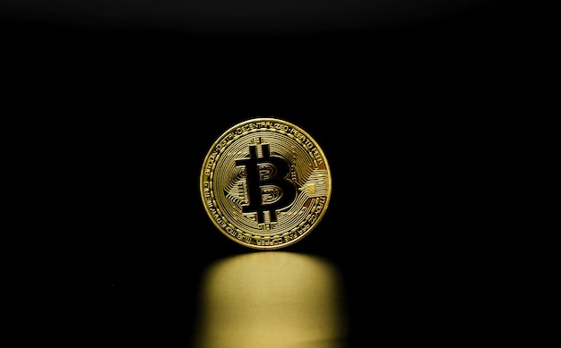 Bitcoin ouro sobre fundo preto. Moeda criptomoeda