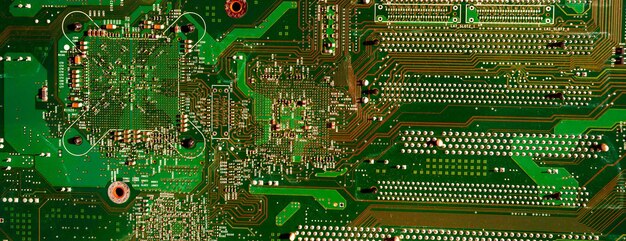 Bitcoin panorâmico no fundo de um chip de computador cai