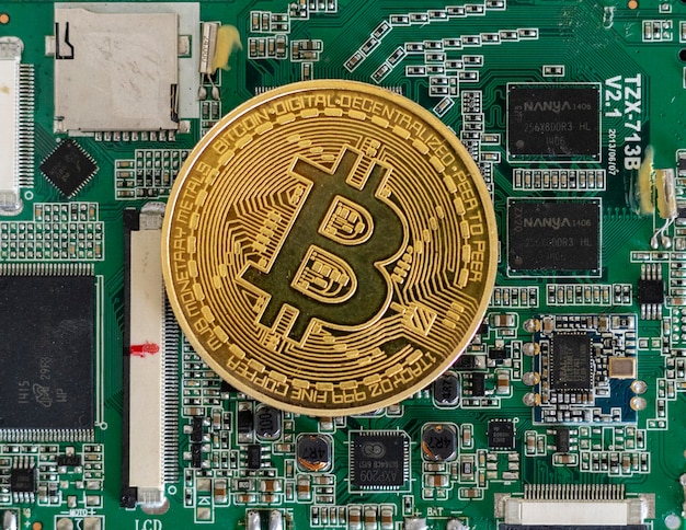 Bitcoin en una placa de circuito conceptos de minería de monedas criptográficas