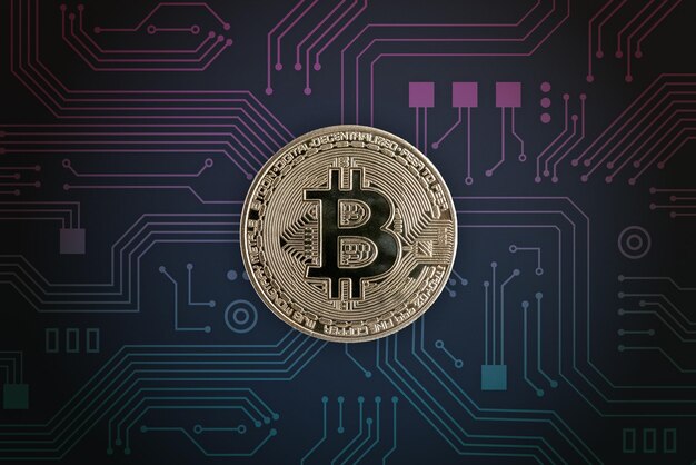 Bitcoin en placa de circuito electrónico Concepto de moneda criptográfica digital