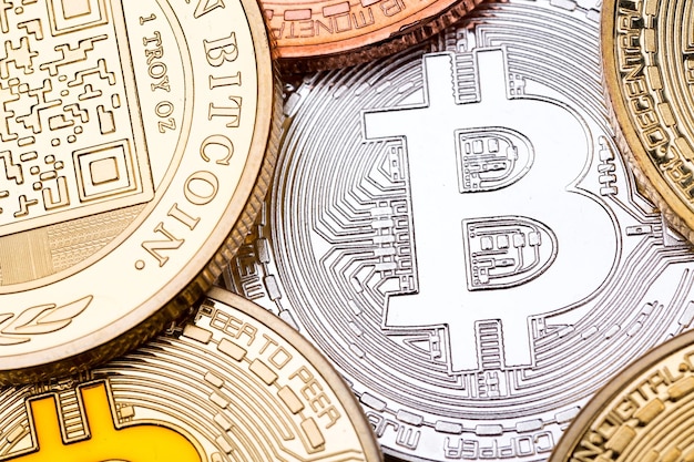 Bitcoin plateado como fondo y algunas monedas. foto de alta resolución.