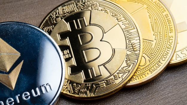 Bitcoin prata e ouro comercial na mesa de madeira