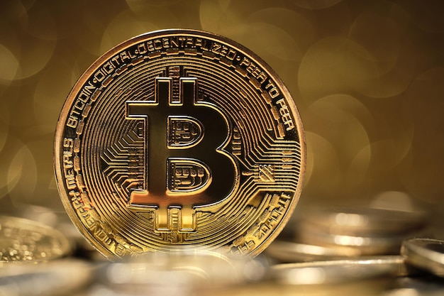 Bitcoin rodeado de monedas desenfocadas sobre un fondo dorado con mucho bokeh