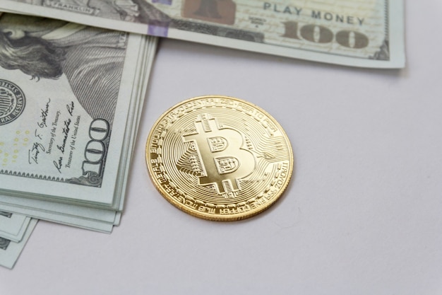 Bitcoin en el simulacro de efectivo. Concepto de dinero digital Cryptocurrency
