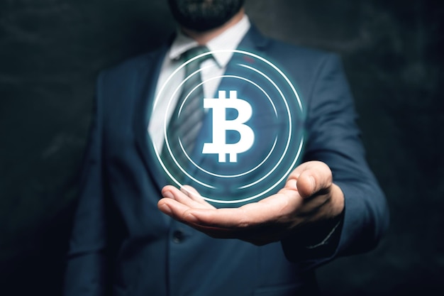 Bitcoin-Symbol hält in der Hand