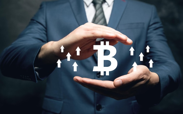Bitcoin-Symbol mit Pfeil nach oben Ratenwachstum Mann, der in seiner Hand hält