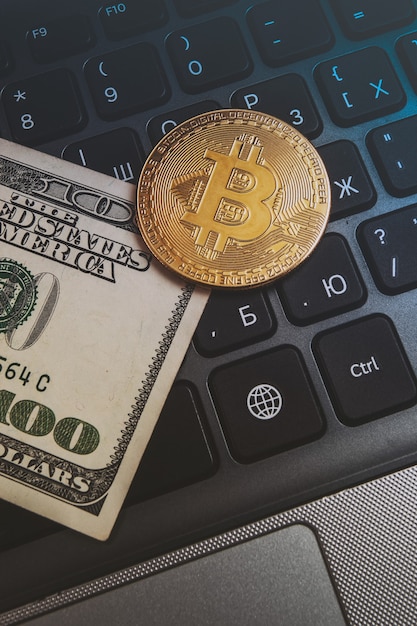 Bitcoin en un teclado de computadora y $ 100