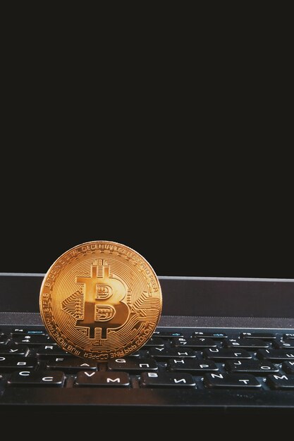 Bitcoin en el teclado del portátil negro