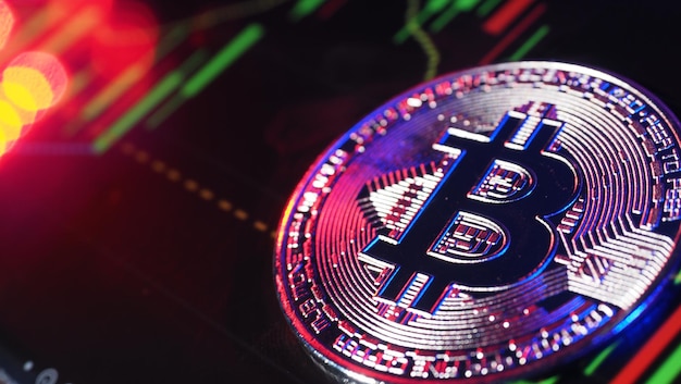 Bitcoin und Aktienmarkt-Grafikbalken Kryptowährung Bitcoin Aktienwachstum Investitionen in virtuelle Vermögenswerte Investitionsplattform mit Diagrammen und Bitcoin-Münzen Kryptowährungen Aktienmarkt digitales Geld