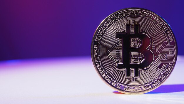 Bitcoin und Aktienmarkt-Grafikbalken Kryptowährung Bitcoin Aktienwachstum Investitionen in virtuelle Vermögenswerte Investitionsplattform mit Diagrammen und Bitcoin-Münzen Kryptowährungen Aktienmarkt digitales Geld