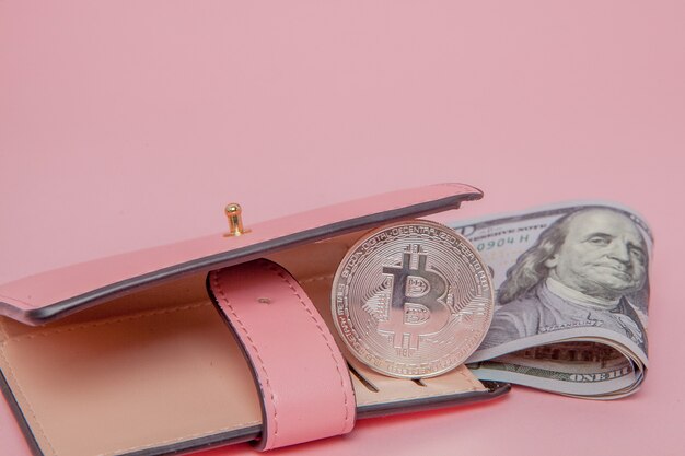 Bitcoin und Dollar in einer rosa Brieftasche