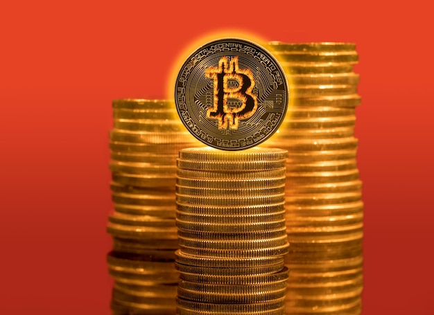 Bitcoin único en la pila de monedas de oro y efecto de llama para mostrar la criptomoneda en llamas con precios en aumento