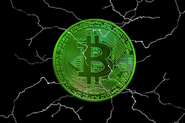 Bitcoin único verde de la moneda criptográfica durante el mercado en alza con muchos relámpagos sobre fondo negro