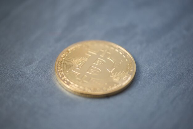 Bitcoin verputzte Oberfläche, verschwommene Schärfe. elektronisches Geld