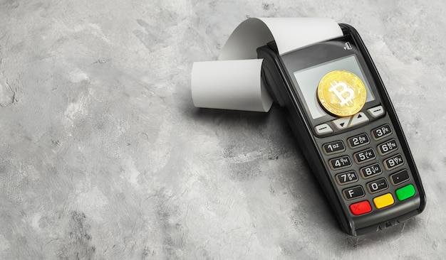 Bitcoin-Zahlung. Pos-Terminal und Bitcoin-Münze. Kopieren Sie Platz für Text.