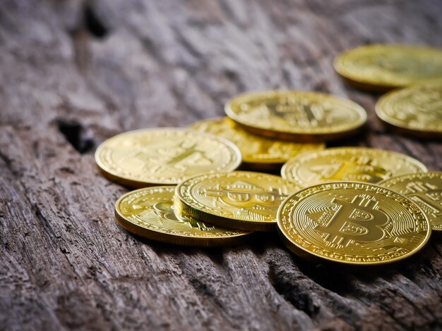 Bitcoins com close-up vista sobre a mesa de madeira