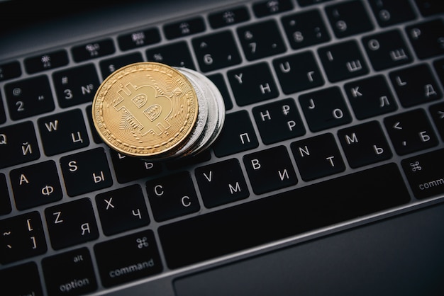 Bitcoins de ouro no teclado do computador