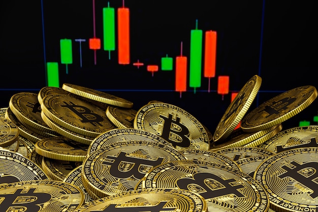 Bitcoins dorados con barras de colores