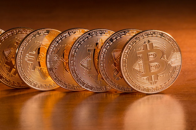 Bitcoins dorados brillantes