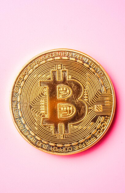 Bitcoins dorados con fondo rosa claro Nuevo dinero virtual en internet