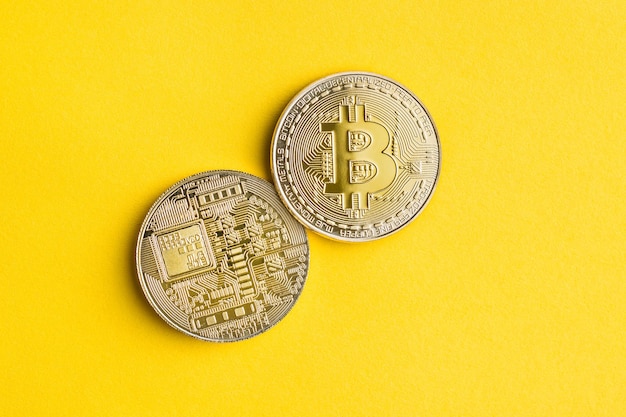Bitcoins dorados Moneda criptográfica en fondo amarillo Dinero criptográfico
