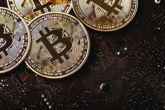 bitcoins dorados en la placa base