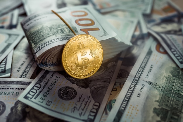 Bitcoins dorados sobre dólares estadounidenses