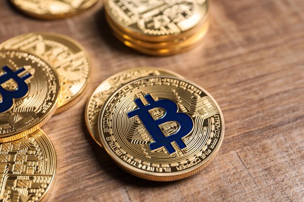 Bitcoins dorados sobre fondo de madera