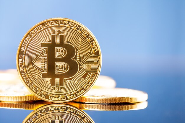 Bitcoins dorados en superficie azul