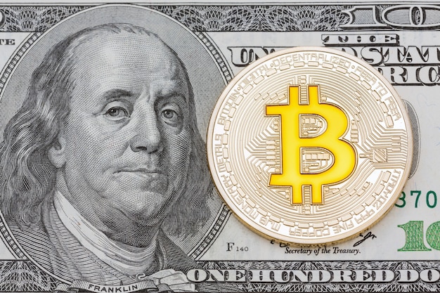 Bitcoins dourados em dólares americanos. Conceito de troca de dinheiro eletrônico, foto de alta resolução.