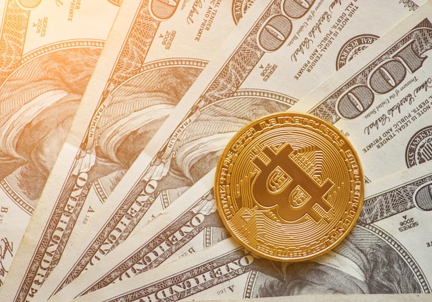 Bitcoins dourados em dólares americanos