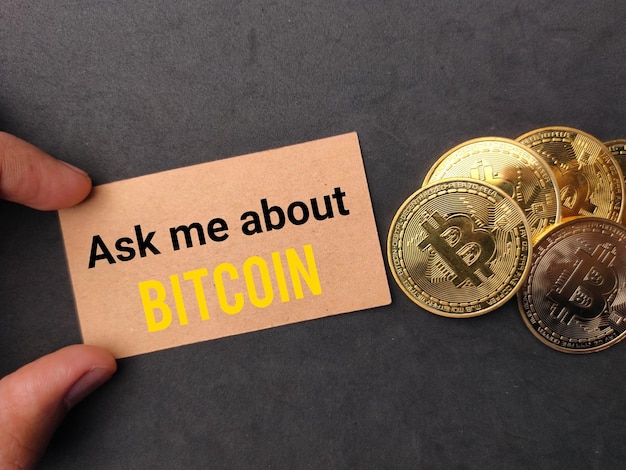 Bitcoins e marrom com texto Pergunte-me sobre BITCOIN em um fundo preto