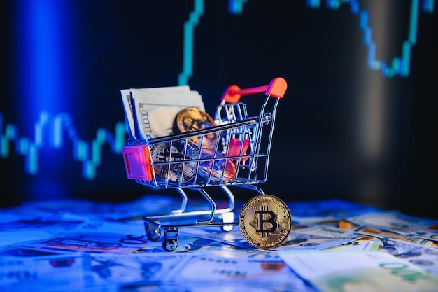 Bitcoins e novo conceito de dinheiro virtual Bitcoins de crescimento Notas de euro e dólar em um laptop com gráficos de bitcoin em um fundo desfocado