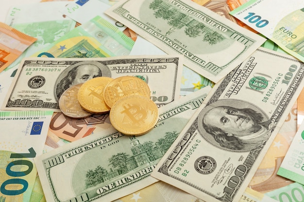 Bitcoins em um fundo de textura de euro e dólares