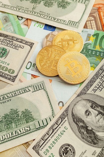 Bitcoins em um fundo de textura de euro e dólares