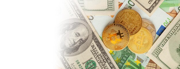 Bitcoins em um fundo de textura do panorama de euros e dólares