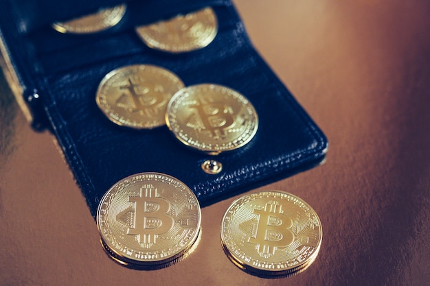 Bitcoins estão espalhados sobre a mesa da carteira