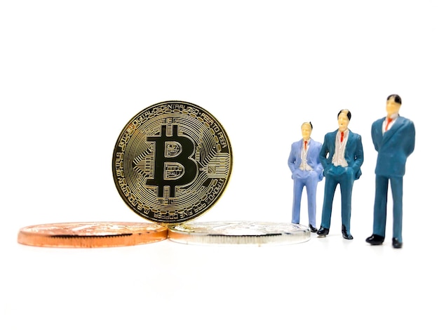 Bitcoins y estatuillas sobre un fondo blanco