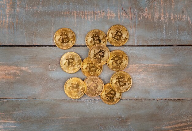 Bitcoins en fondo de madera