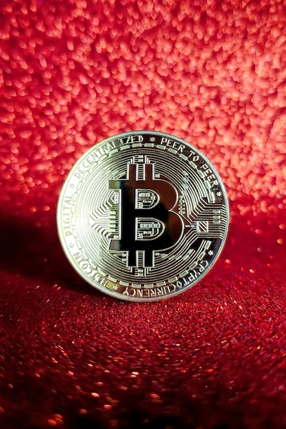 Bitcoins-Münzen auf Motherboard-Hintergrund isoliert. Kryptowährung, Bitcoin.